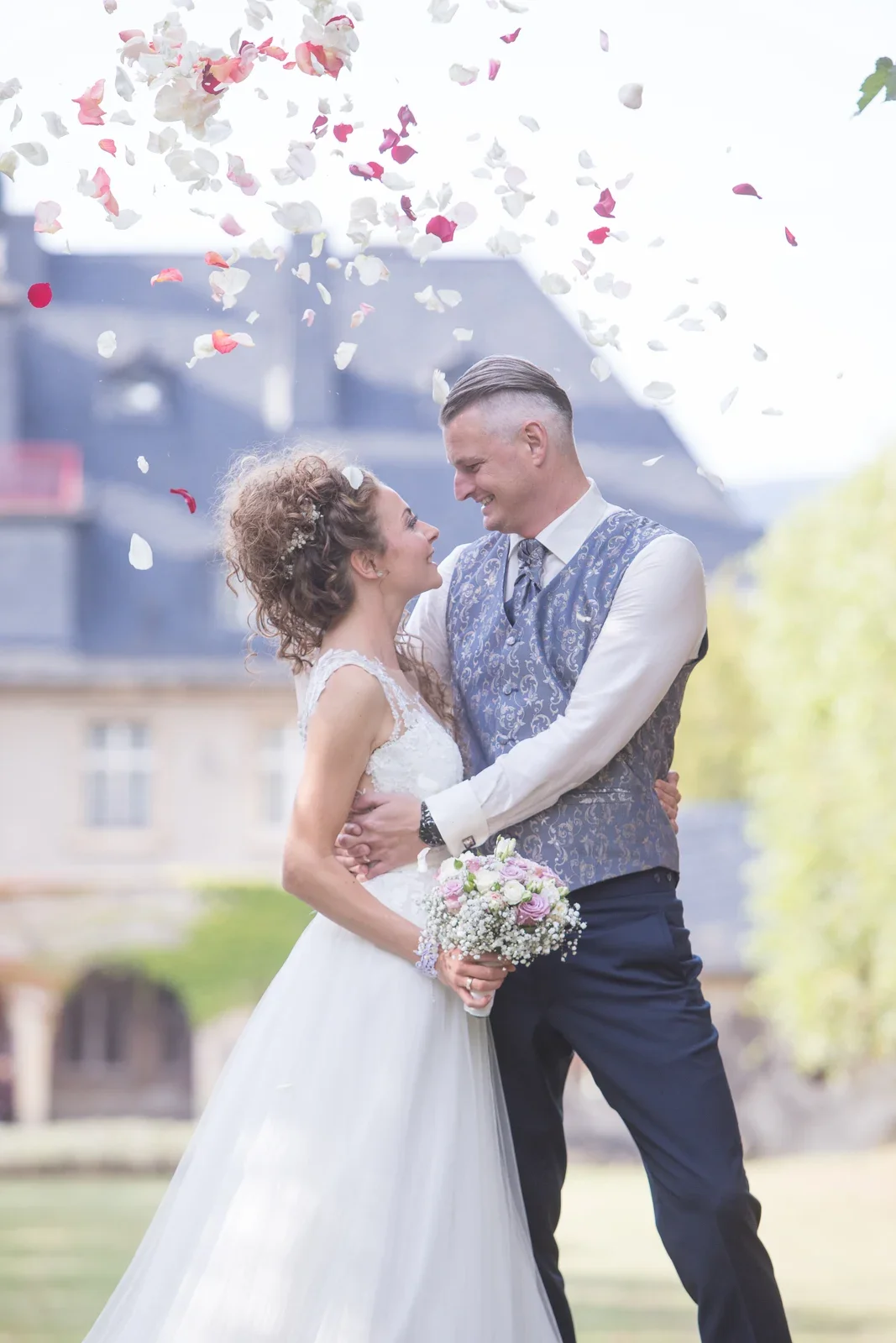 Blütenblätter fallen über Susi und Martin – Hochzeit von Susi und Martin in Hoheneiche und der Villa Bergfried