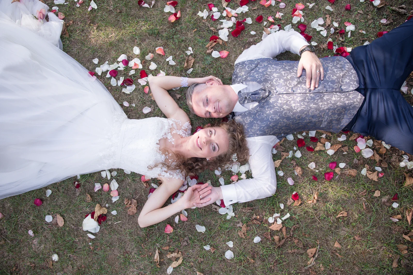 Kopf an Kopf zwischen den Blütenblättern – Hochzeit von Susi und Martin in Hoheneiche und der Villa Bergfried