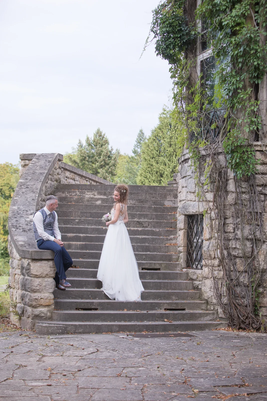 Susi und Martin auf der Steintreppe – Hochzeit von Susi und Martin in Hoheneiche und der Villa Bergfried