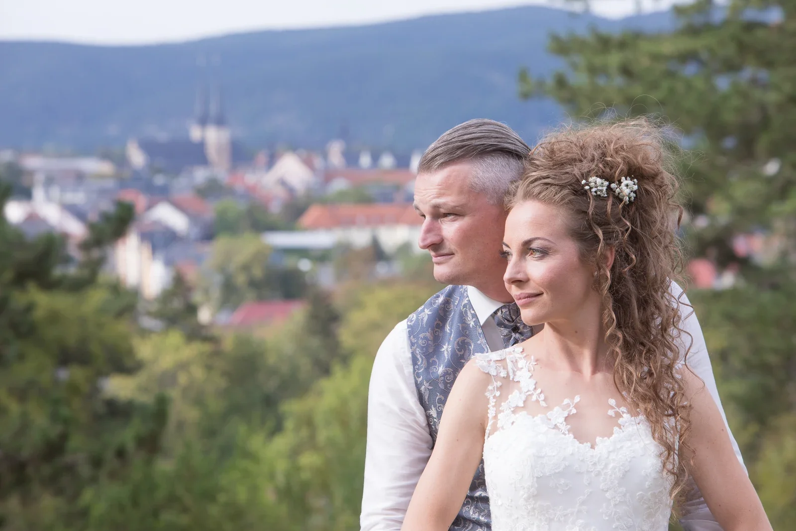Das Brautpaar mit Blick über Saalfeld – Hochzeit von Susi und Martin in Hoheneiche und der Villa Bergfried