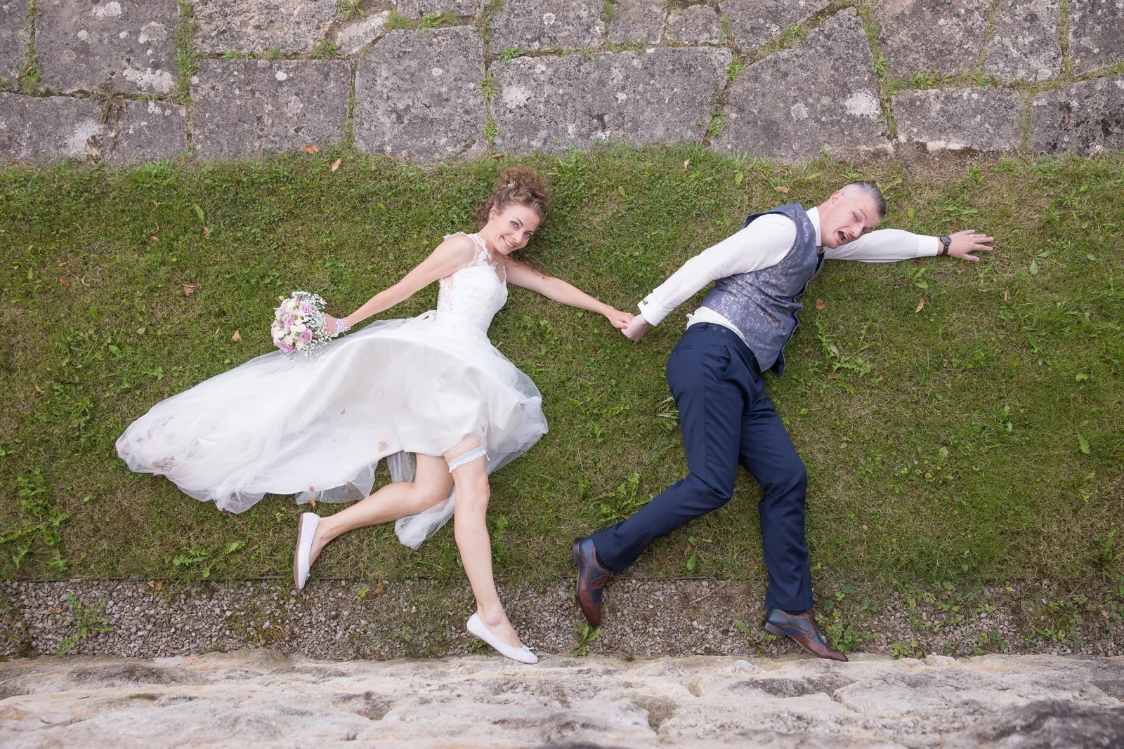 Ein verspieltes Paarbild von oben – Hochzeit von Susi und Martin in Hoheneiche und der Villa Bergfried