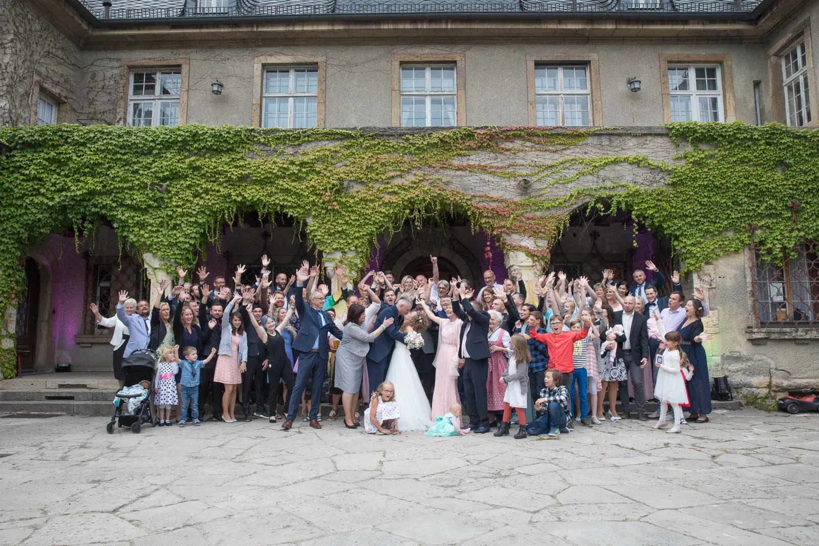 Die Hochzeitsgesellschaft vor der Villa Bergfried – Hochzeit von Susi und Martin in Hoheneiche und der Villa Bergfried