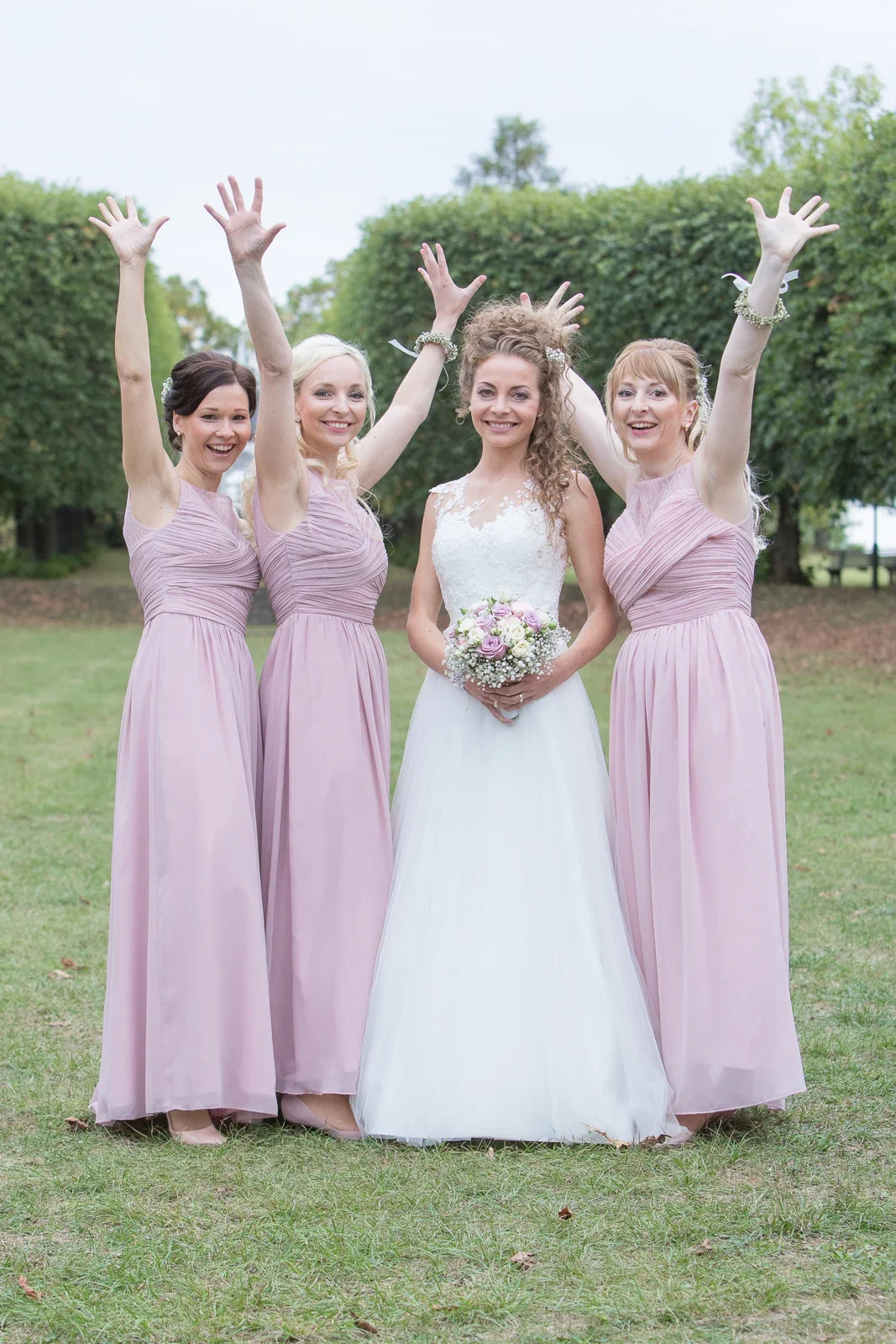 Susi und ihre Freundinnen feiern im Park – Hochzeit von Susi und Martin in Hoheneiche und der Villa Bergfried