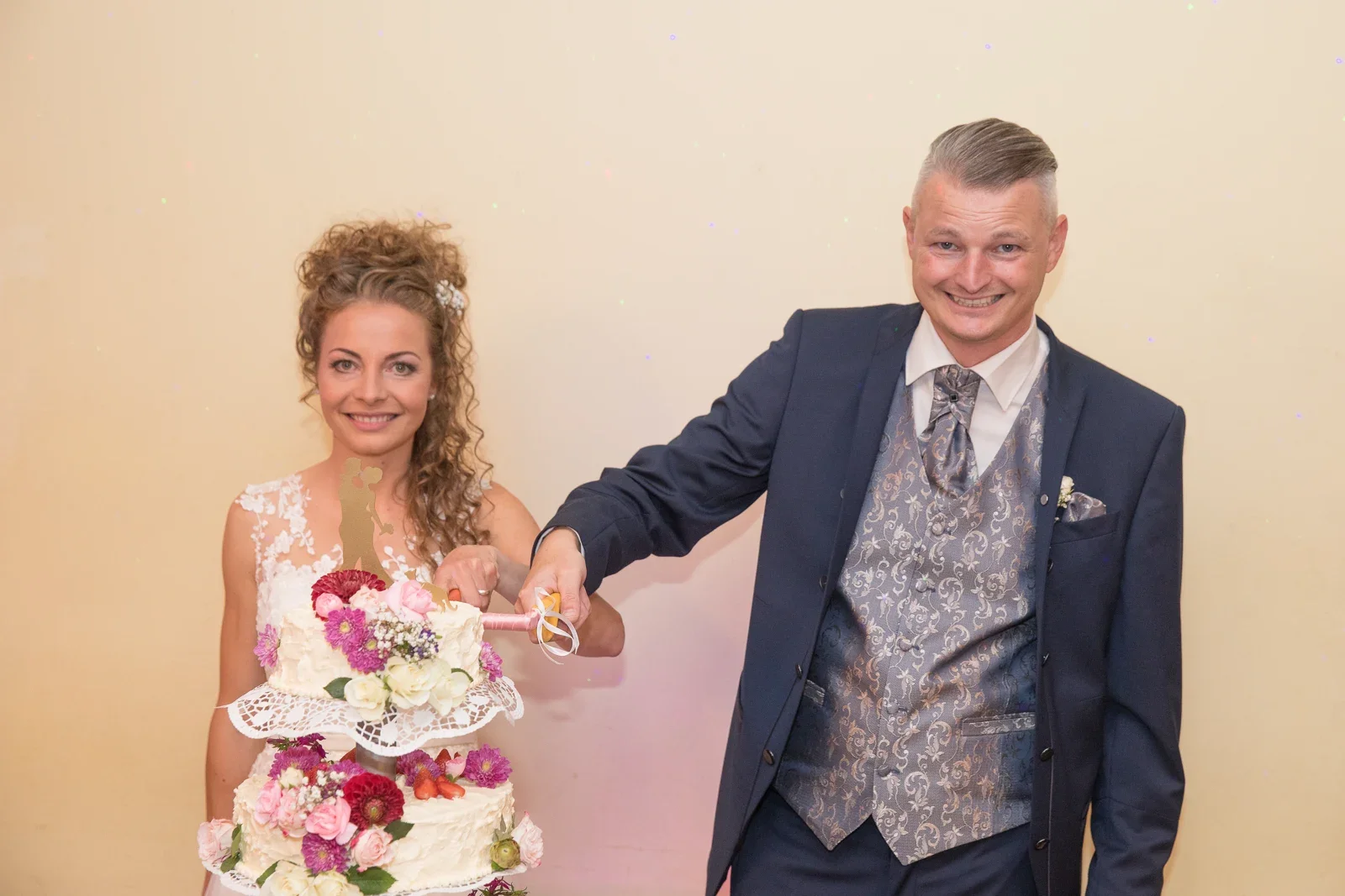 Gemeinsam die Hochzeitstorte anschneiden – Hochzeit von Susi und Martin in Hoheneiche und der Villa Bergfried