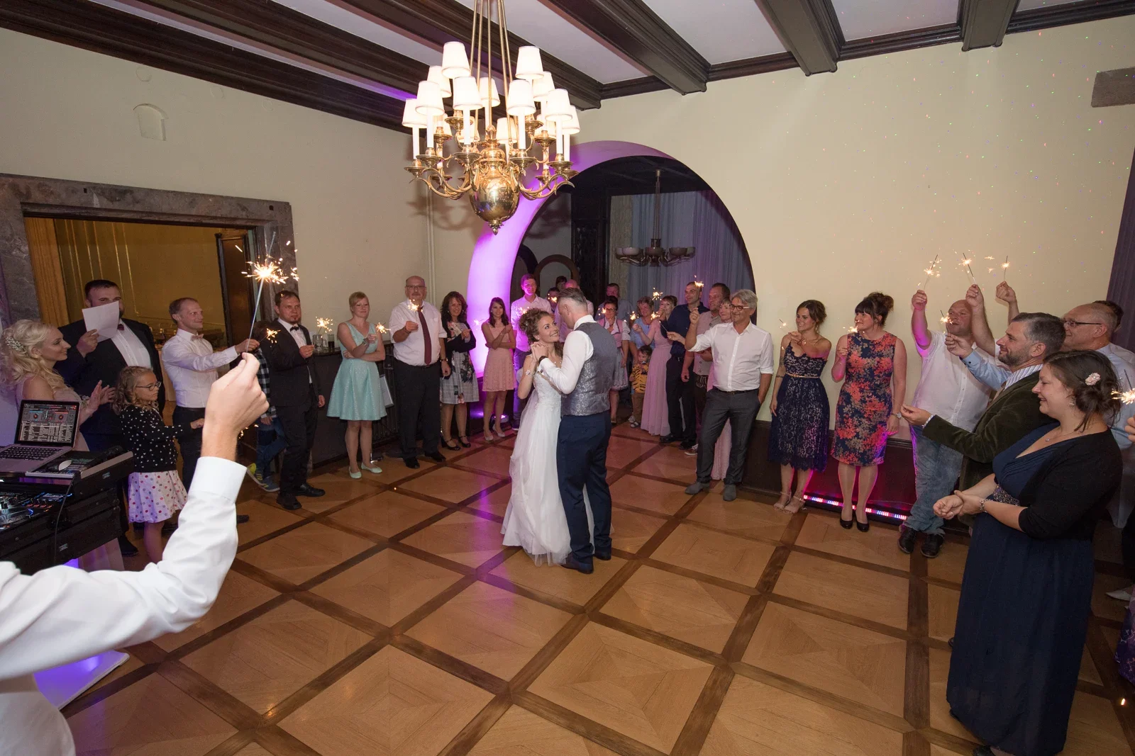 Susi und Martin auf der Tanzfläche – Hochzeit von Susi und Martin in Hoheneiche und der Villa Bergfried
