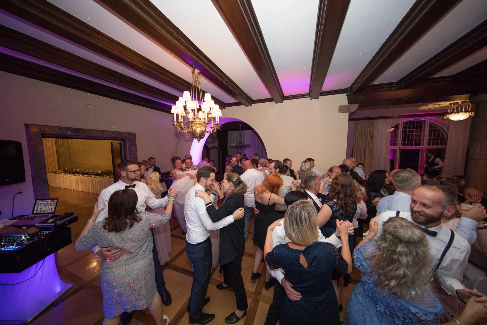 Gemeinsam feiern und tanzen – Hochzeit von Susi und Martin in Hoheneiche und der Villa Bergfried