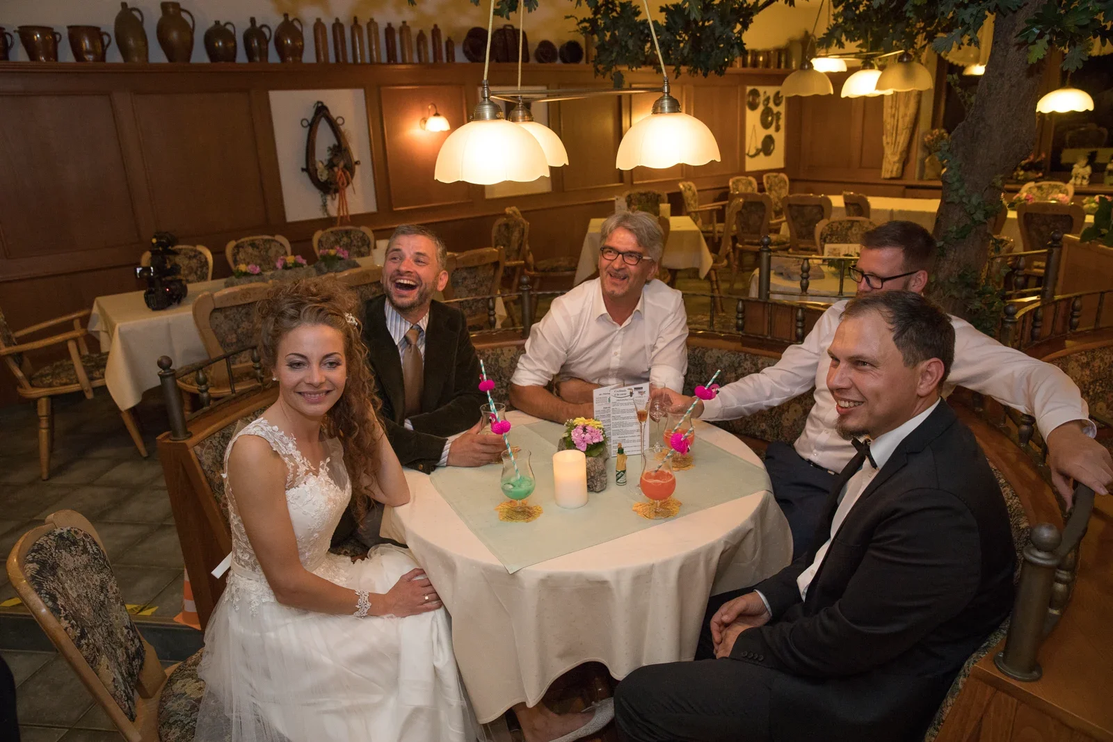 Unterwegs bei der Brautentführung am Abend – Hochzeit von Susi und Martin in Hoheneiche und der Villa Bergfried