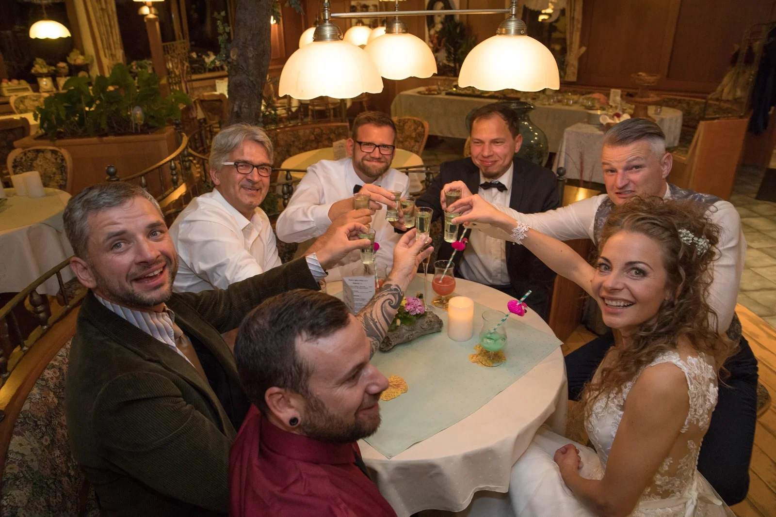 Fröhliche Runde bei der Brautentführung – Hochzeit von Susi und Martin in Hoheneiche und der Villa Bergfried