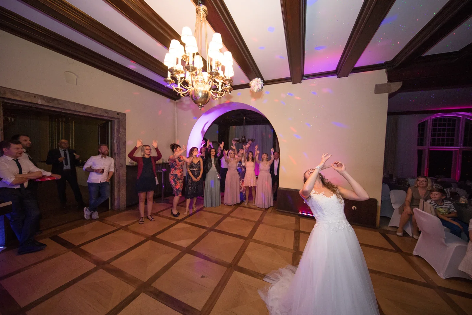 Susi wirft ihren Brautstrauß – Hochzeit von Susi und Martin in Hoheneiche und der Villa Bergfried