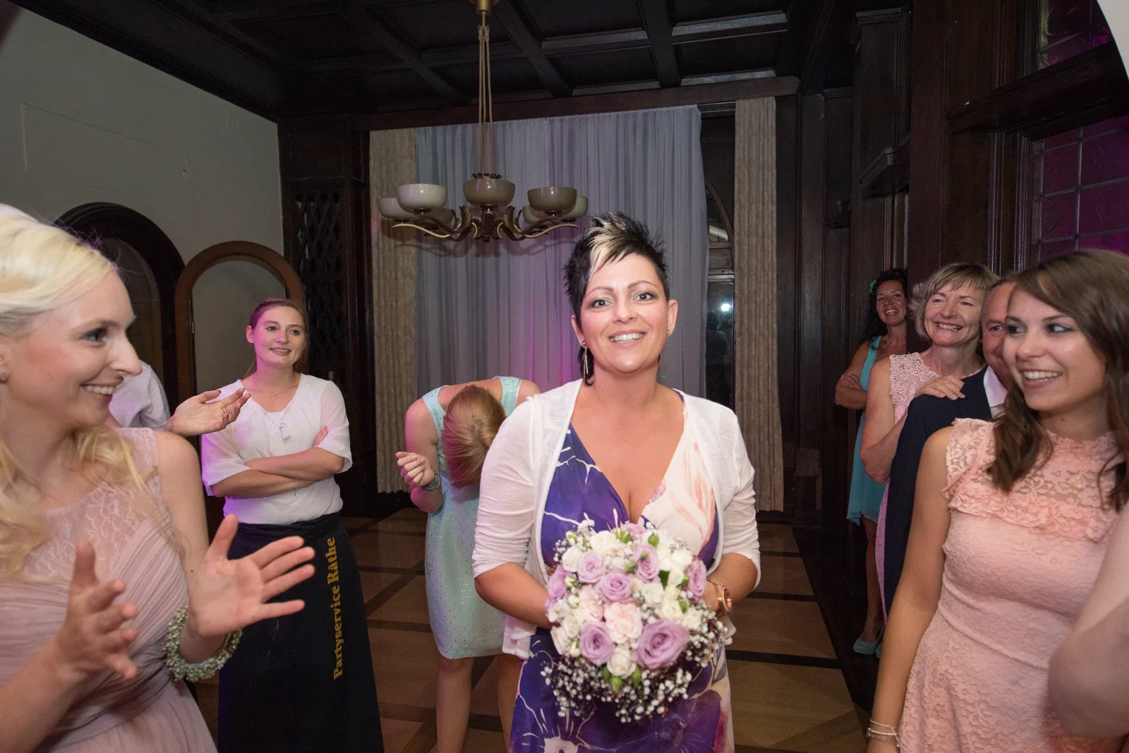 Der Brautstrauß hat eine neue Besitzerin – Hochzeit von Susi und Martin in Hoheneiche und der Villa Bergfried