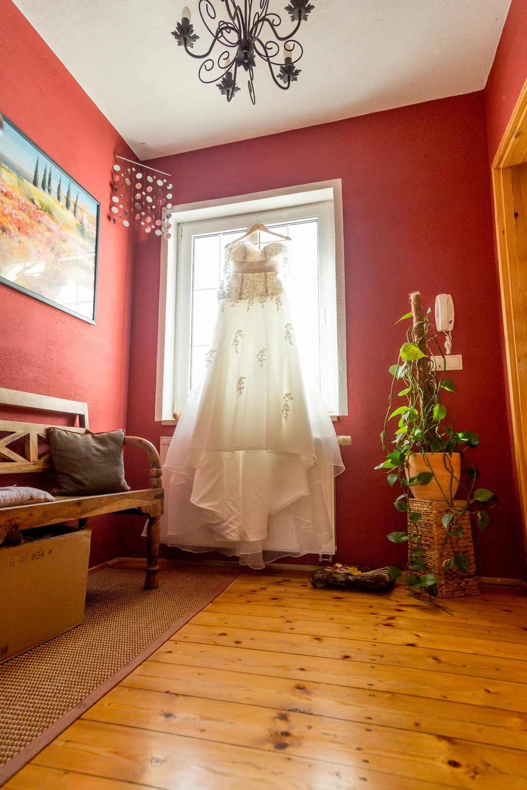 Das Brautkleid am Fenster – Hochzeitsreportage von Ireen und Stephen
