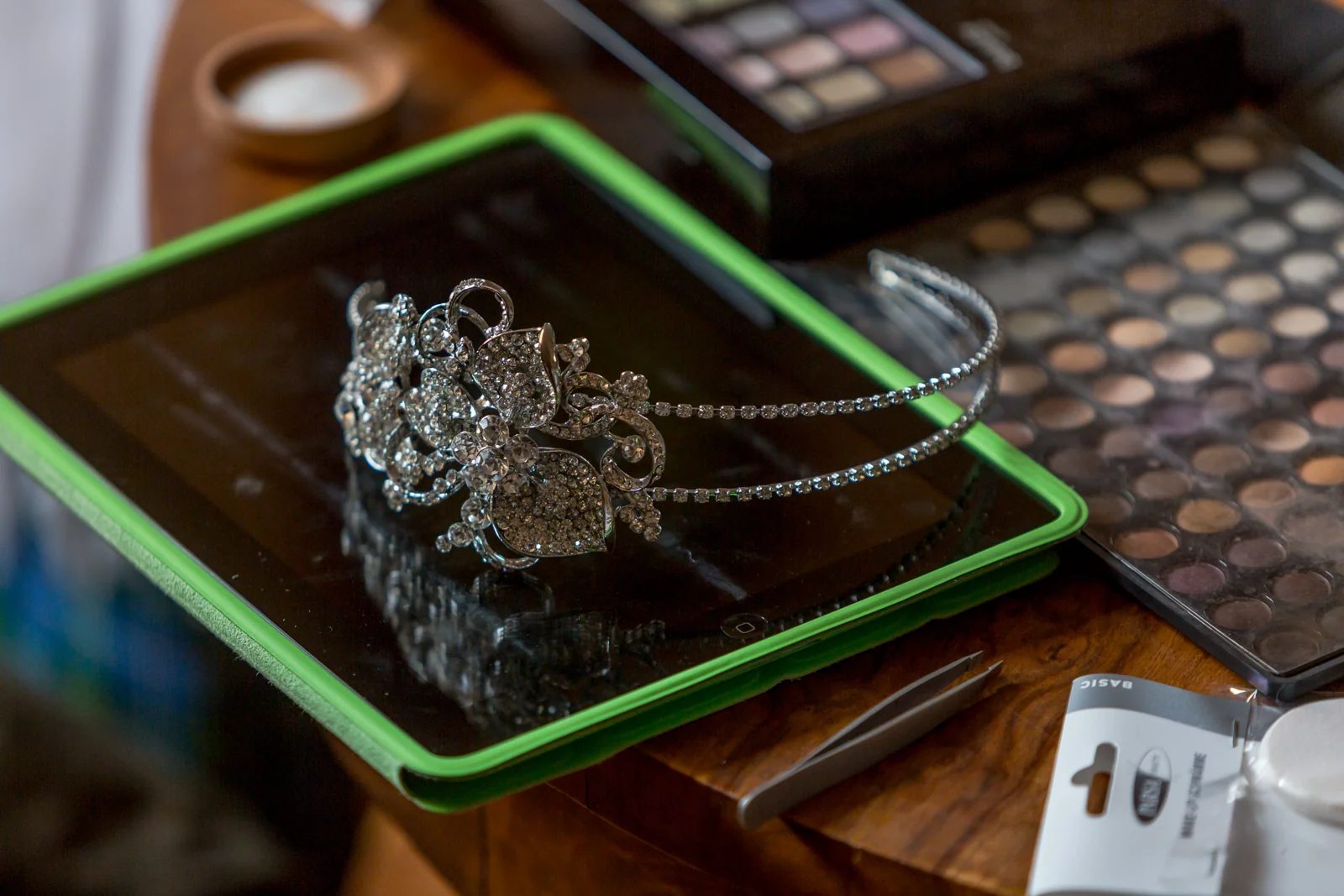 Der Haarschmuck liegt bereit – Hochzeitsreportage von Ireen und Stephen