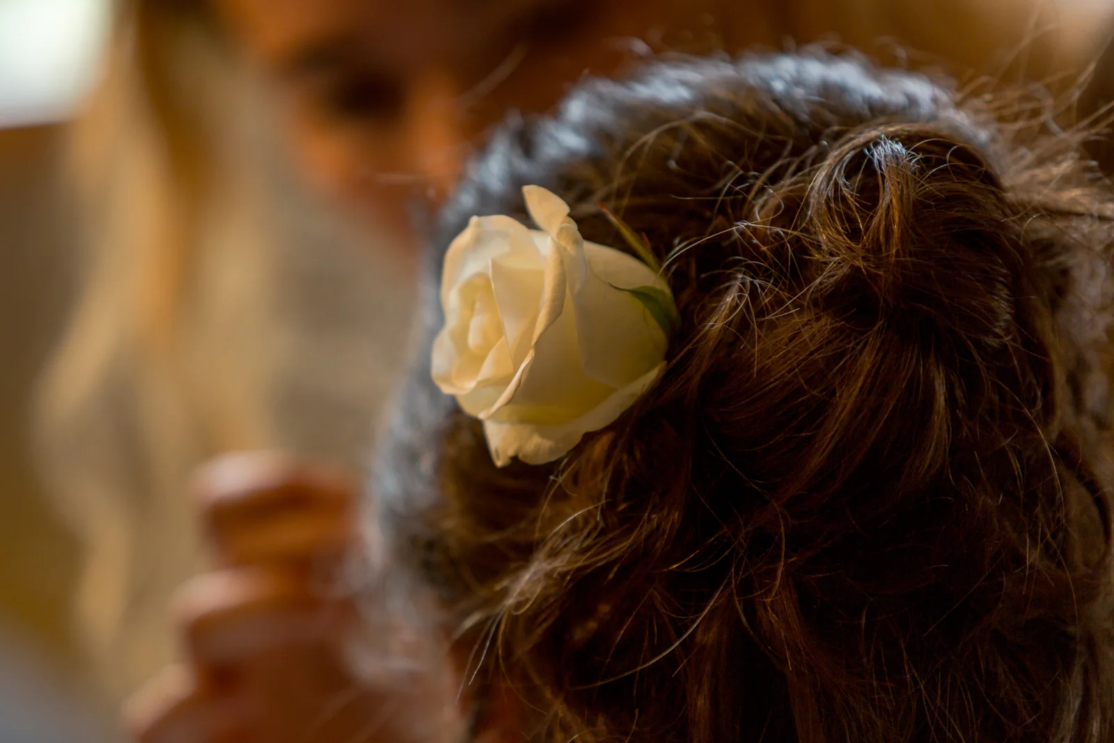Eine weiße Blüte in Ireens Frisur – Hochzeitsreportage von Ireen und Stephen