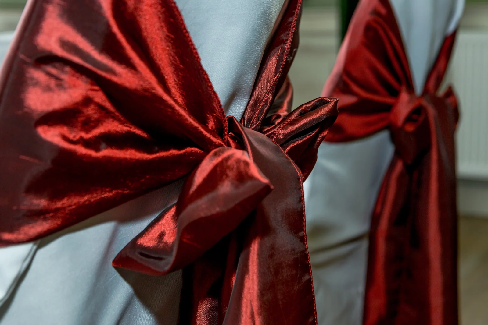 Rote Schleifen als festliches Detail – Hochzeitsreportage von Ireen und Stephen