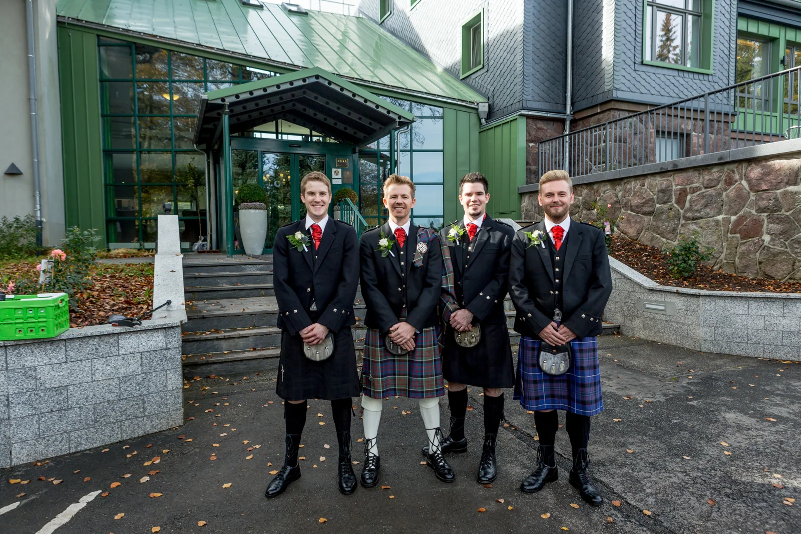 Die Begleiter in Kilts vor dem Gebäude – Hochzeitsreportage von Ireen und Stephen
