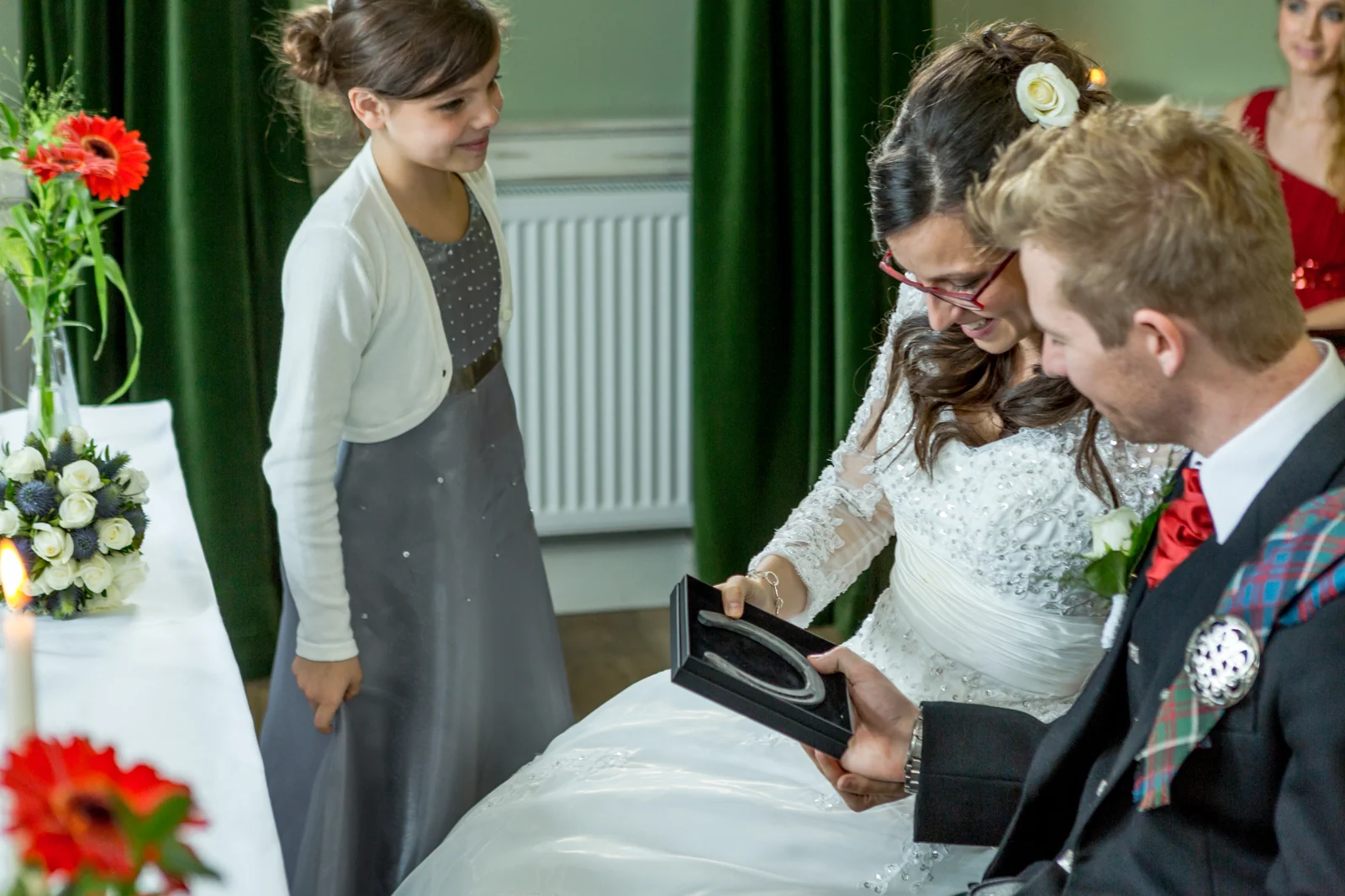Das Ringkissen während der Zeremonie – Hochzeitsreportage von Ireen und Stephen