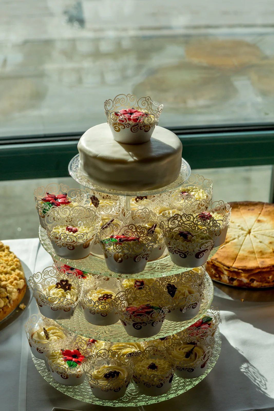 Die Hochzeitstorte mit kleinen Kuchen – Hochzeitsreportage von Ireen und Stephen