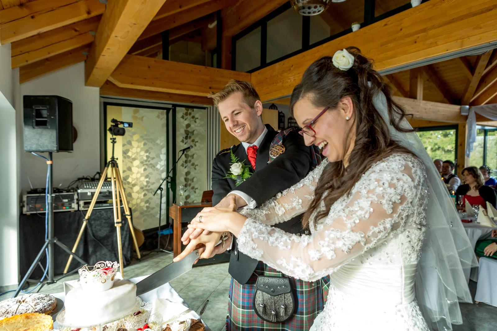 Das gemeinsame Anschneiden der Hochzeitstorte – Hochzeitsreportage von Ireen und Stephen