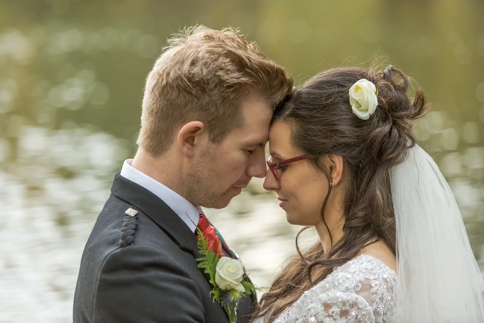 Ein inniger Moment Stirn an Stirn – Hochzeitsreportage von Ireen und Stephen