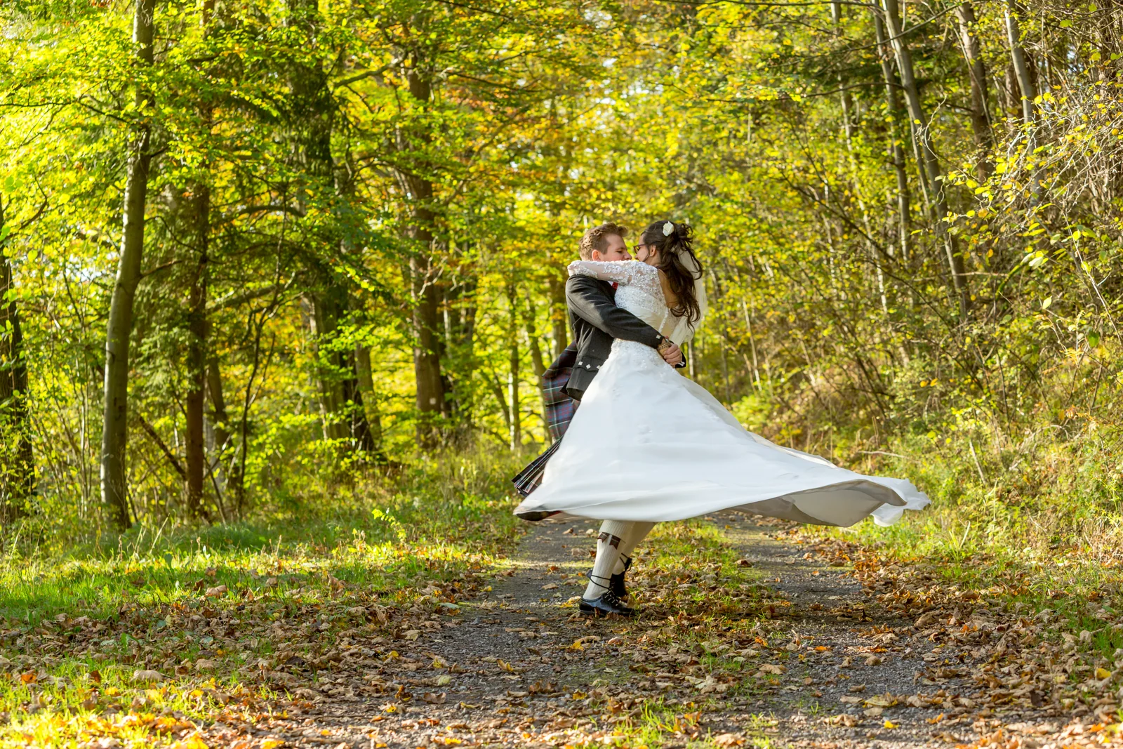 Das Brautkleid schwingt bei einer Drehung – Hochzeitsreportage von Ireen und Stephen