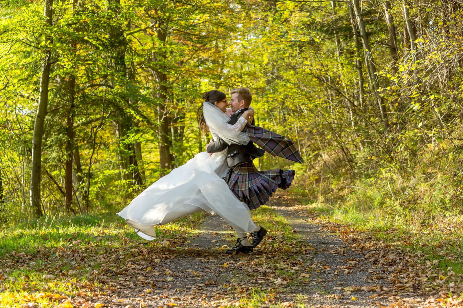Ein schwungvoller Paarmoment im Herbstwald – Hochzeitsreportage von Ireen und Stephen