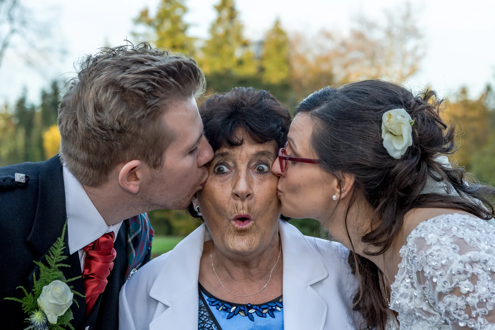 Ein fröhliches gemeinsames Kussfoto – Hochzeitsreportage von Ireen und Stephen