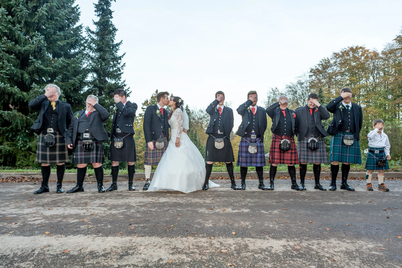 Eine große Gruppe in Kilts mit dem Brautpaar – Hochzeitsreportage von Ireen und Stephen