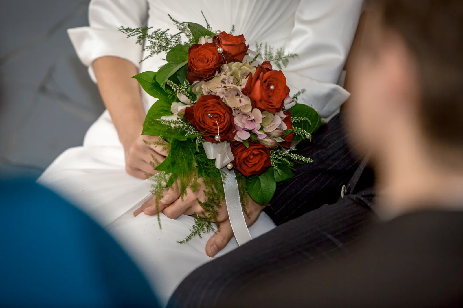 Der Brautstrauß mit roten und weißen Blüten – Hochzeitsreportage von Juliane und Tobias