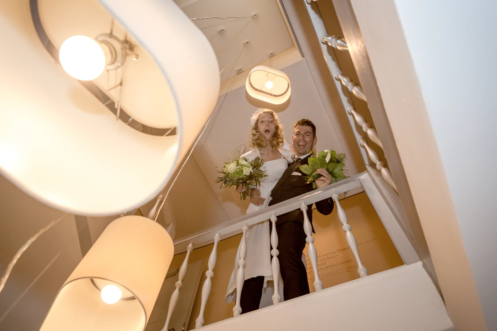 Das Brautpaar auf der Treppe – Hochzeitsreportage von Juliane und Tobias