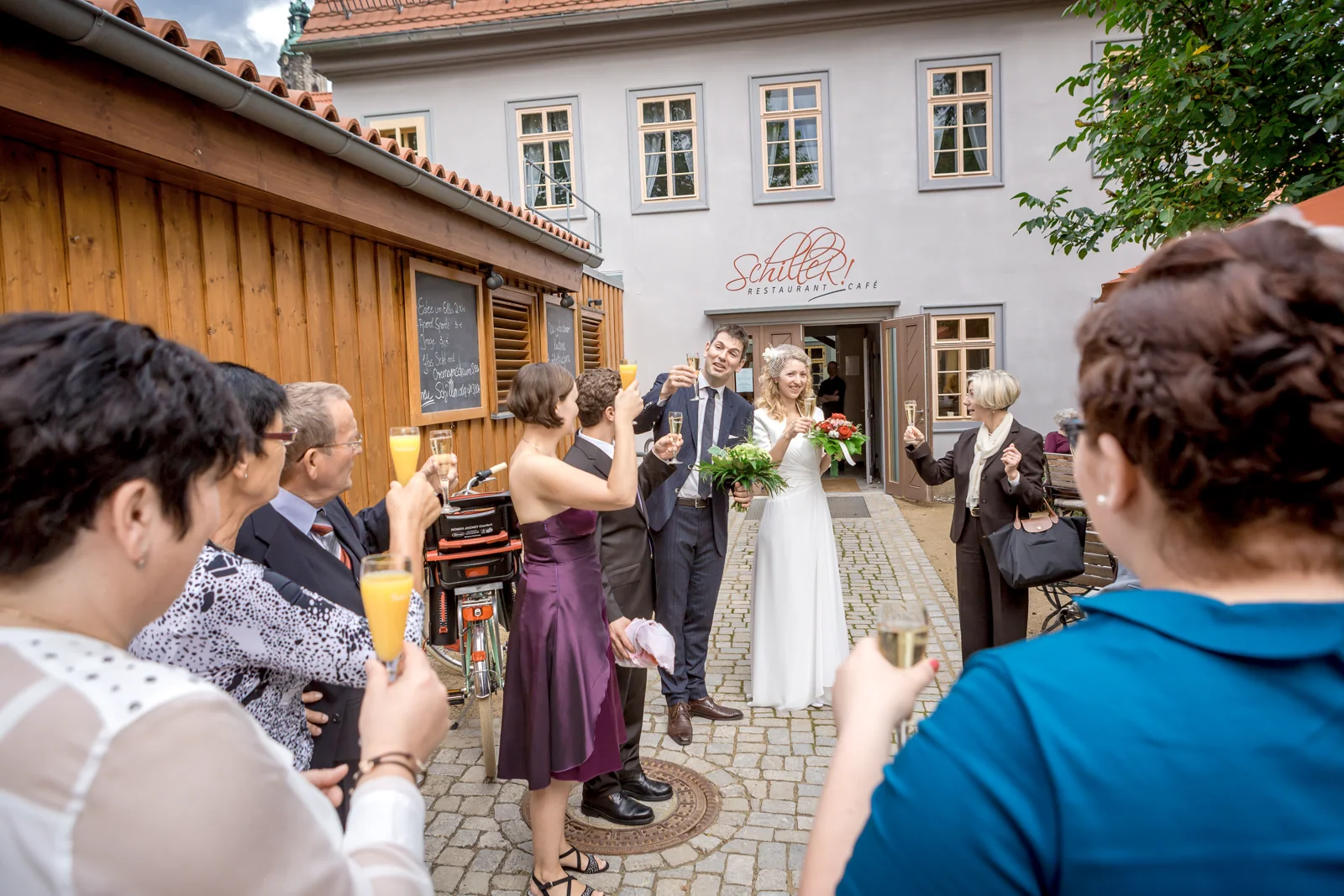 Die Gäste empfangen das Brautpaar im Freien – Hochzeitsreportage von Juliane und Tobias