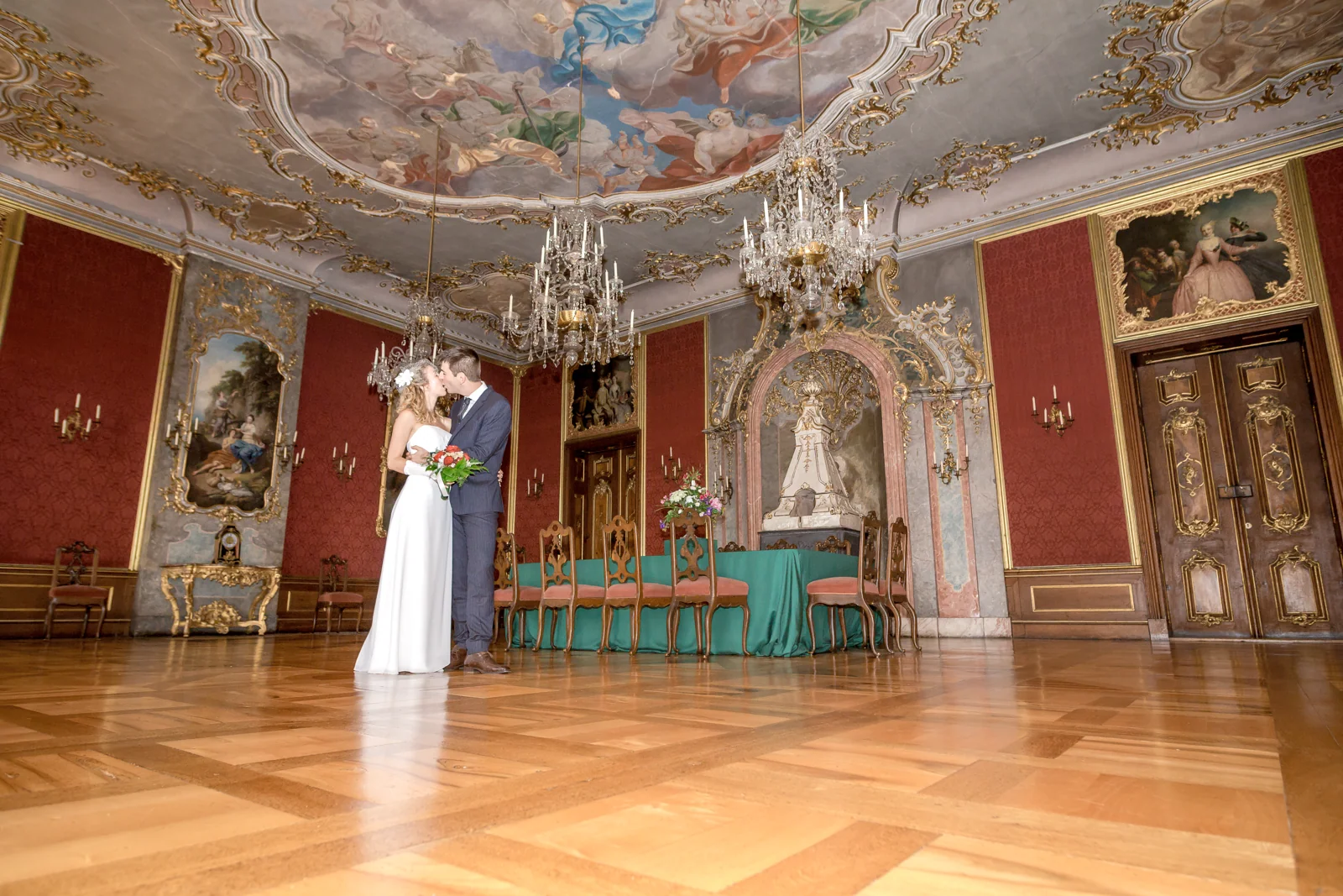 Juliane im prächtigen Saal – Hochzeitsreportage von Juliane und Tobias