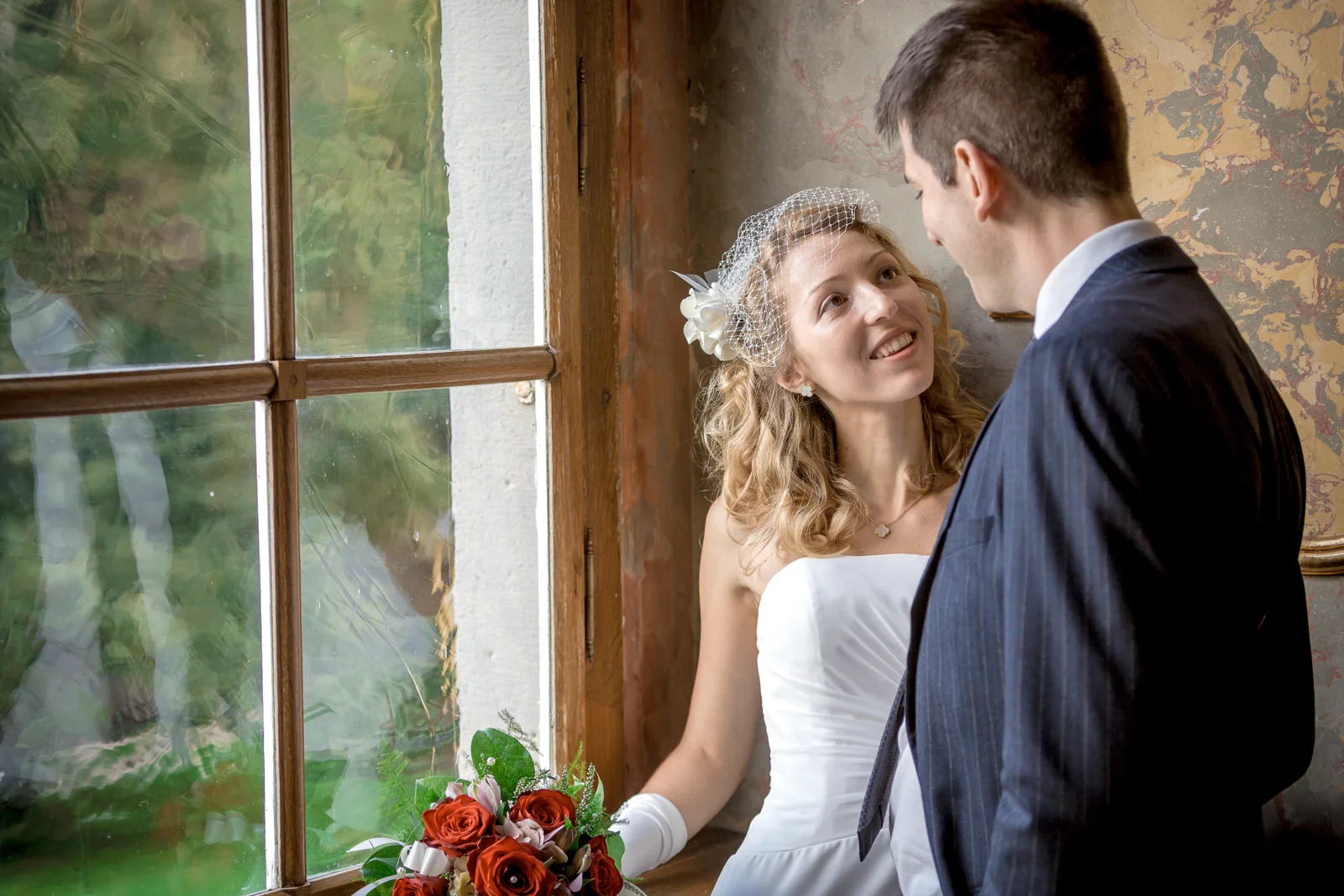 Ein liebevoller Blick am Fenster – Hochzeitsreportage von Juliane und Tobias