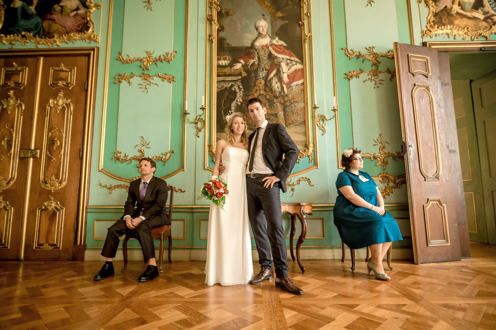 Ein gemeinsames Bild mit Hochzeitsgästen im Schloss – Hochzeitsreportage von Juliane und Tobias