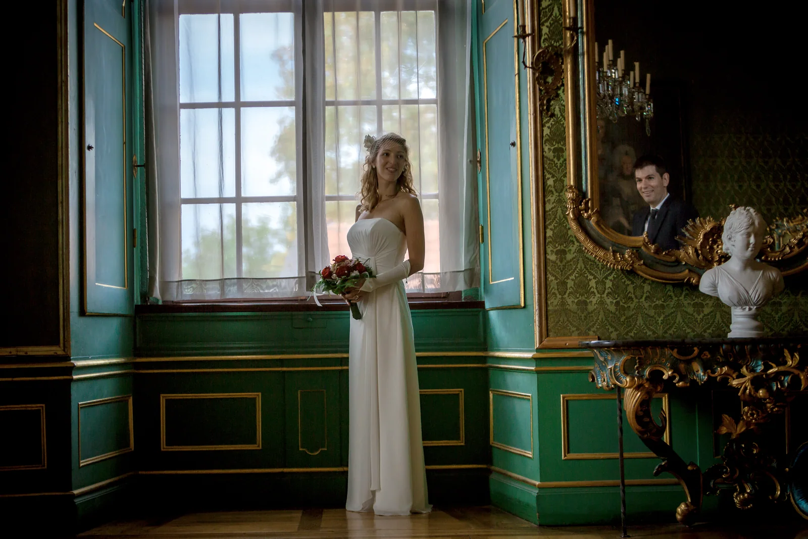 Juliane am Fenster des grünen Salons – Hochzeitsreportage von Juliane und Tobias