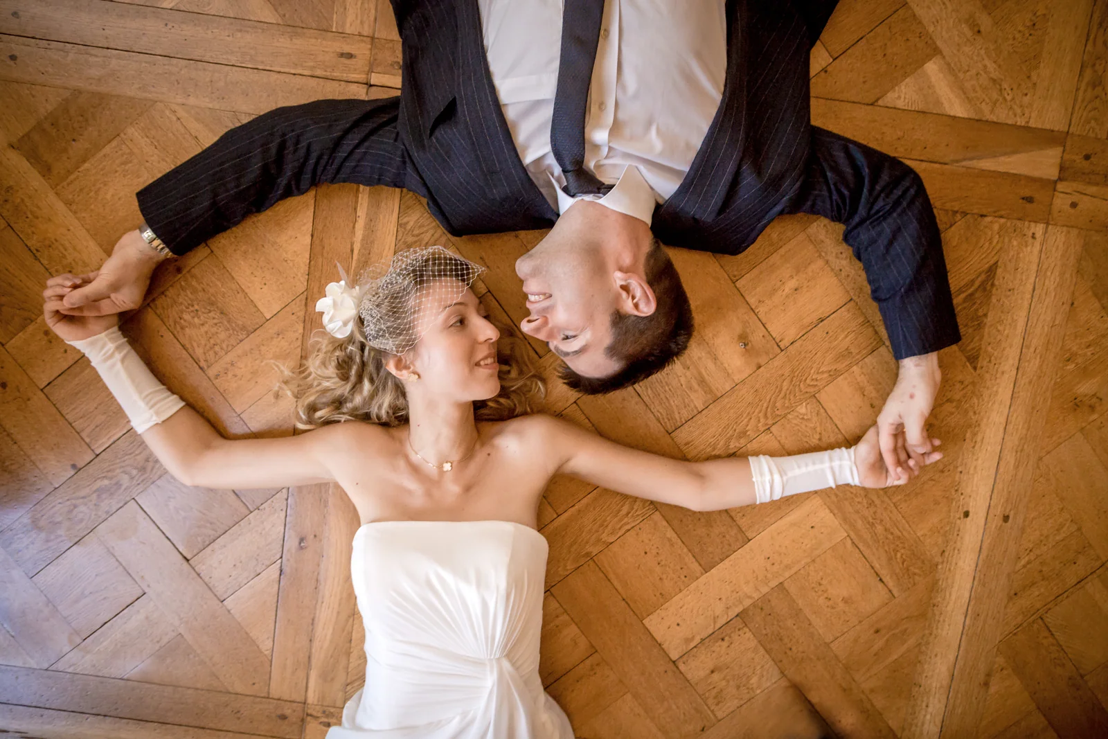 Ein spielerisches Paarbild auf dem Parkett – Hochzeitsreportage von Juliane und Tobias