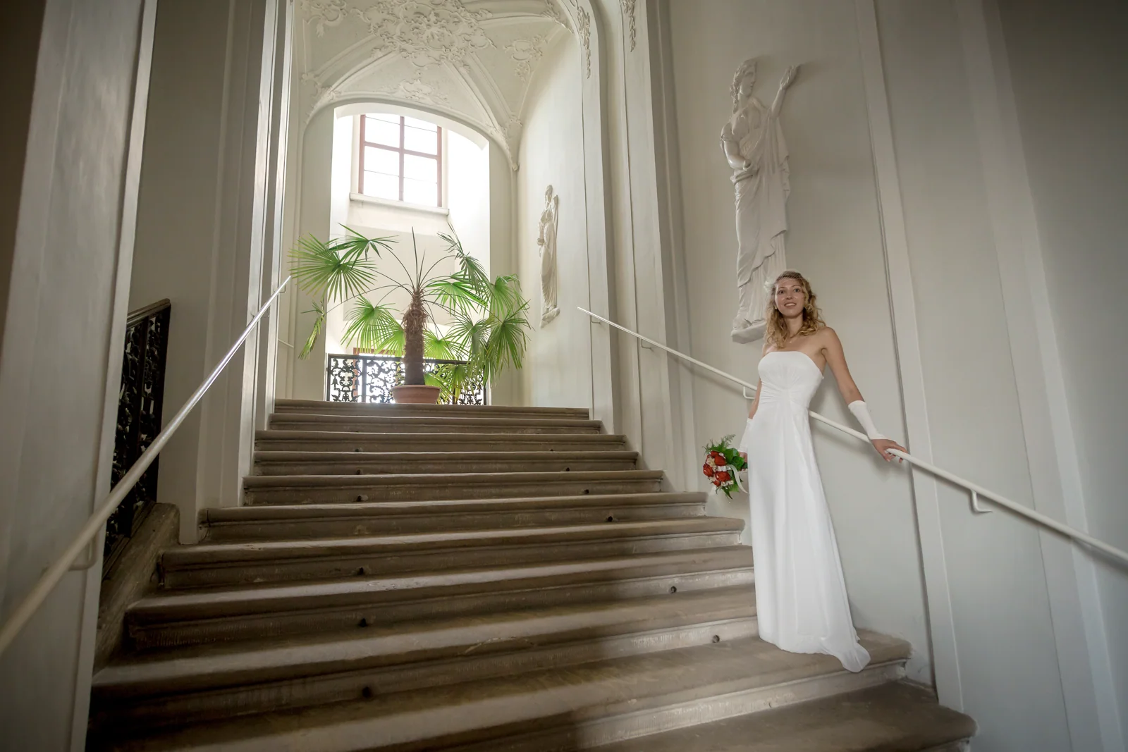 Juliane auf der hellen Schlosstreppe – Hochzeitsreportage von Juliane und Tobias