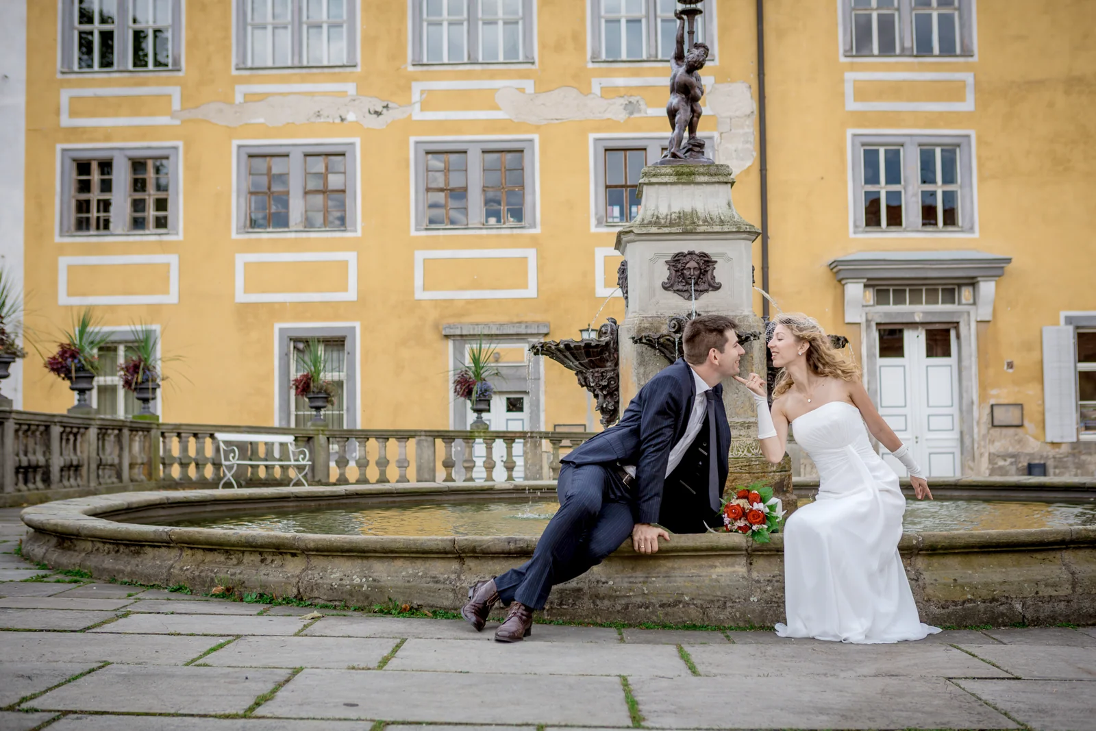 Ein gemeinsames Lachen am Brunnen – Hochzeitsreportage von Juliane und Tobias