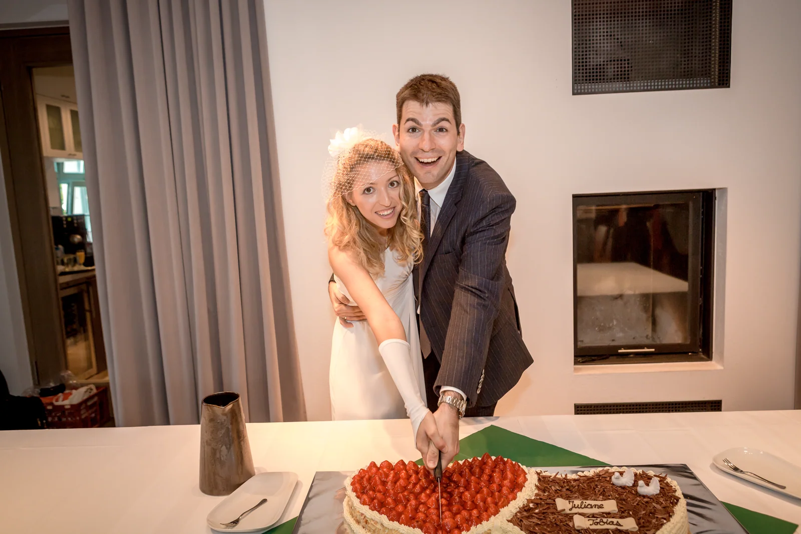 Das gemeinsame Anschneiden der Hochzeitstorte – Hochzeitsreportage von Juliane und Tobias