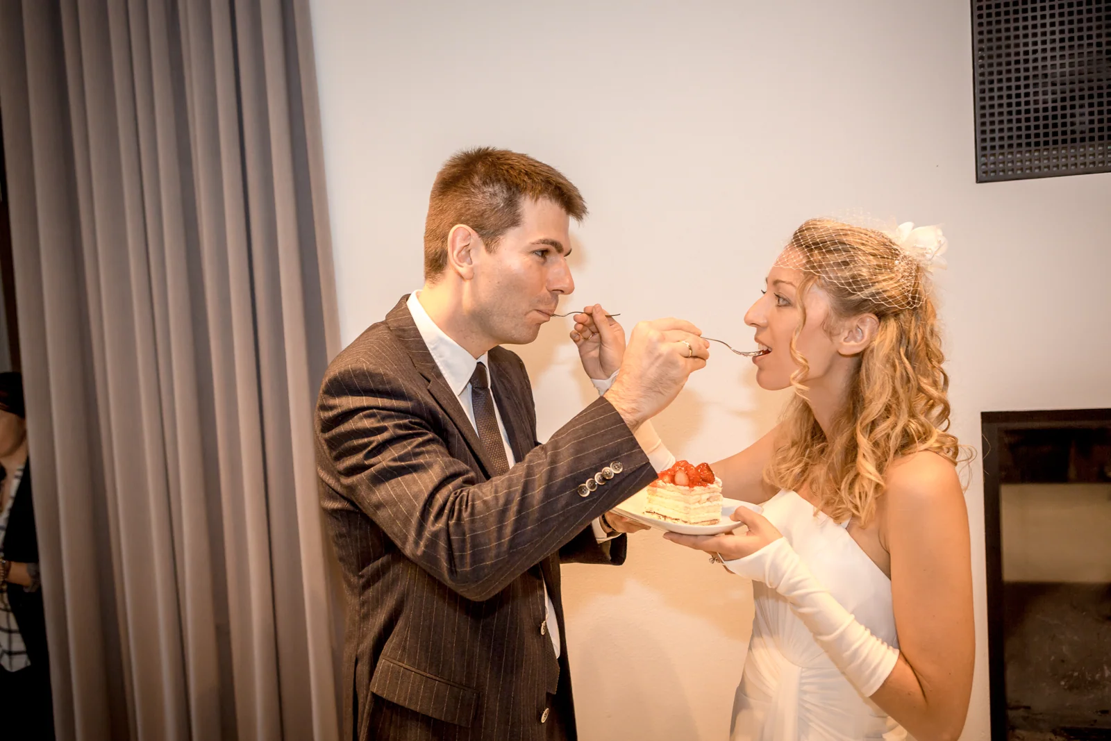 Ein süßer Moment beim Probieren der Torte – Hochzeitsreportage von Juliane und Tobias