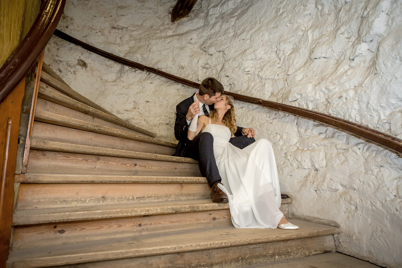 Ein ruhiger Paarmoment auf der Holztreppe – Hochzeitsreportage von Juliane und Tobias