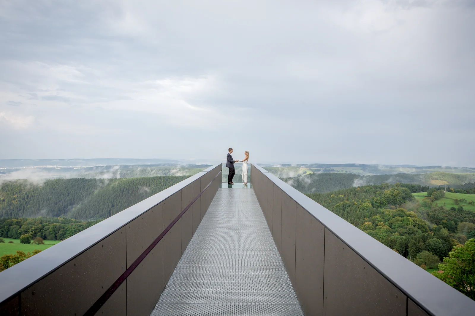 Juliane und Tobias auf dem Steg der Wünsche der Leuchtenburg – Hochzeitsreportage von Juliane und Tobias