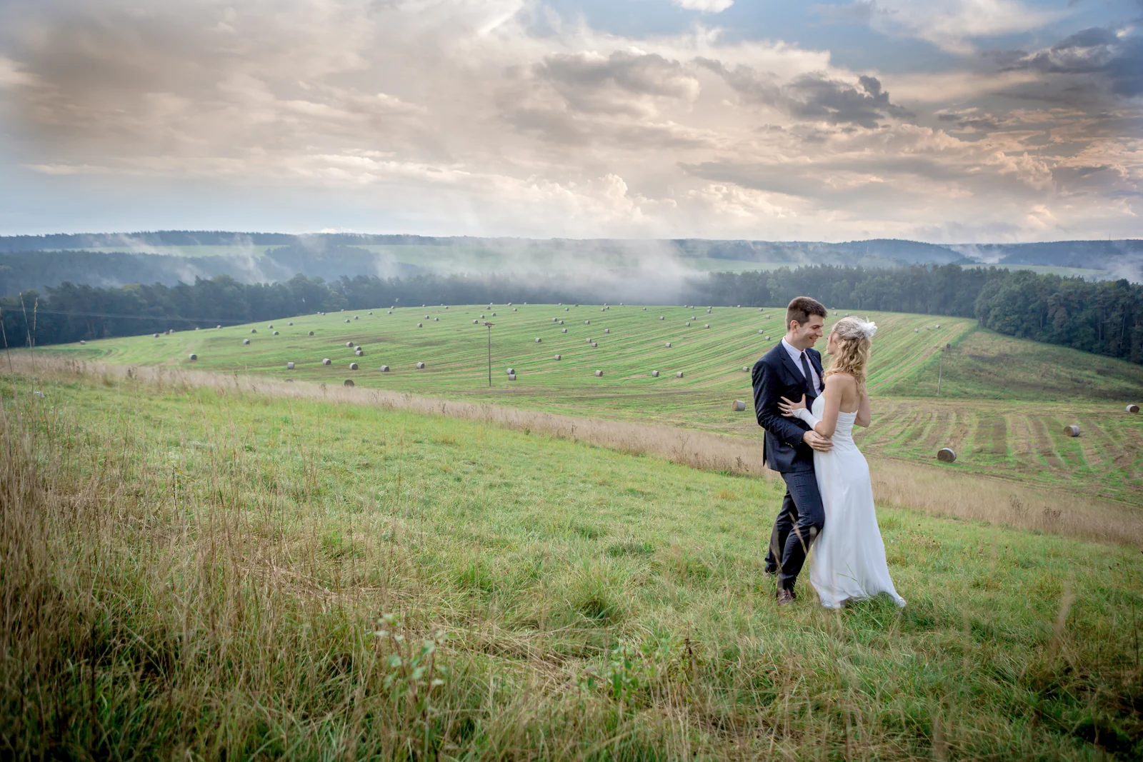 Ein Kuss auf der Wiese im Abendlicht – Hochzeitsreportage von Juliane und Tobias