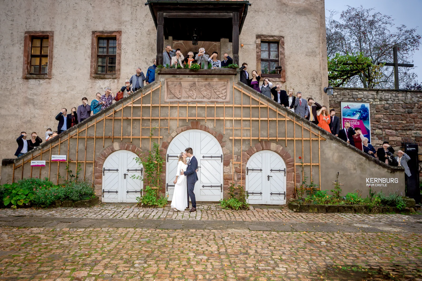 Die Hochzeitsgesellschaft auf der großen Freitreppe – Hochzeitsreportage von Juliane und Tobias