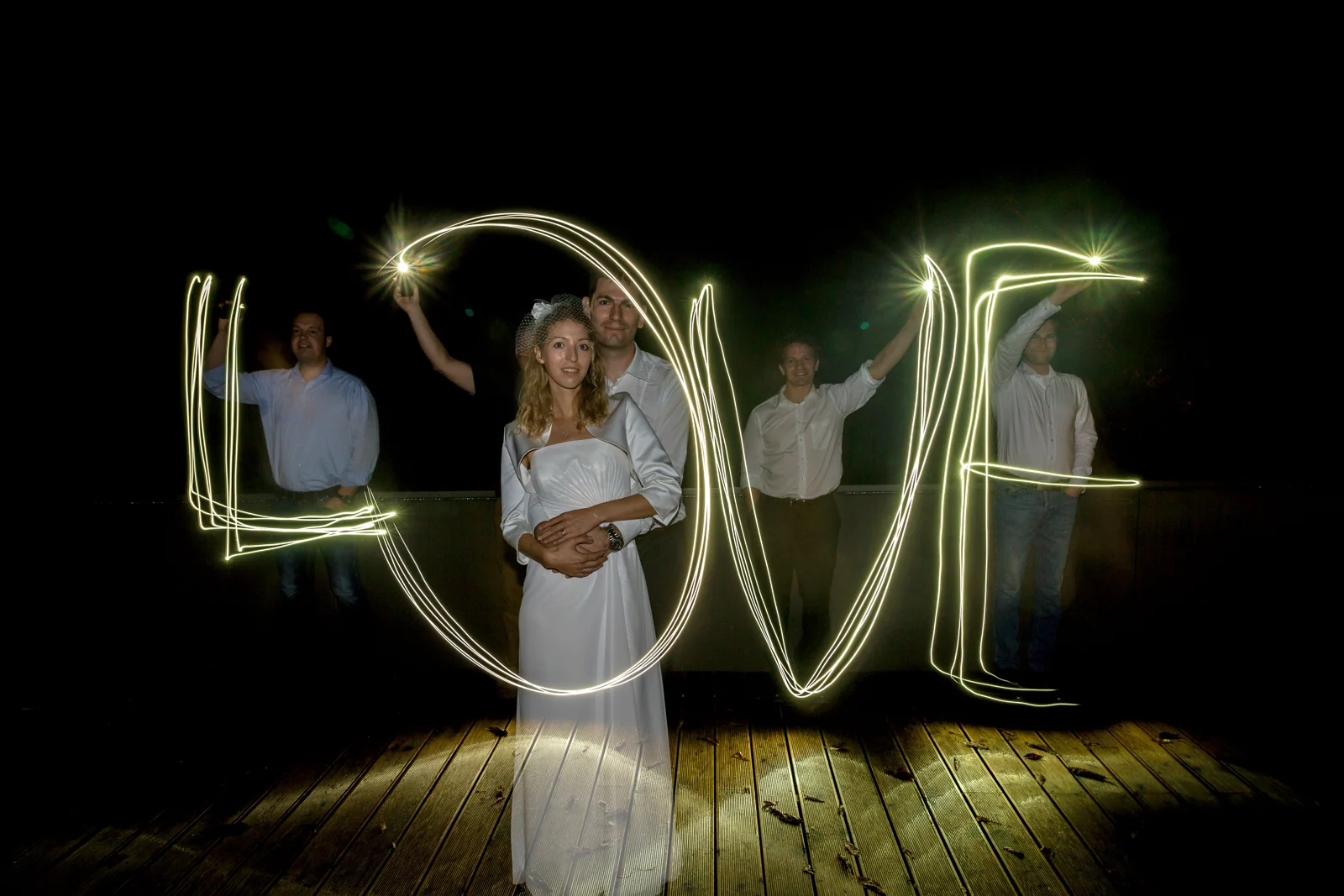 Lichtmalerei mit LOVE zum Abschluss des Tages – Hochzeitsreportage von Juliane und Tobias
