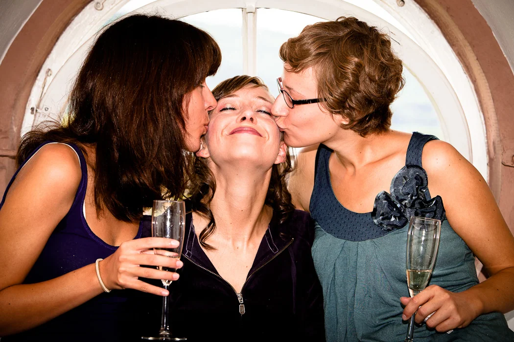Ein herzlicher Kuss von Annas Begleiterinnen – Hochzeitsreportage von Anna und Jan