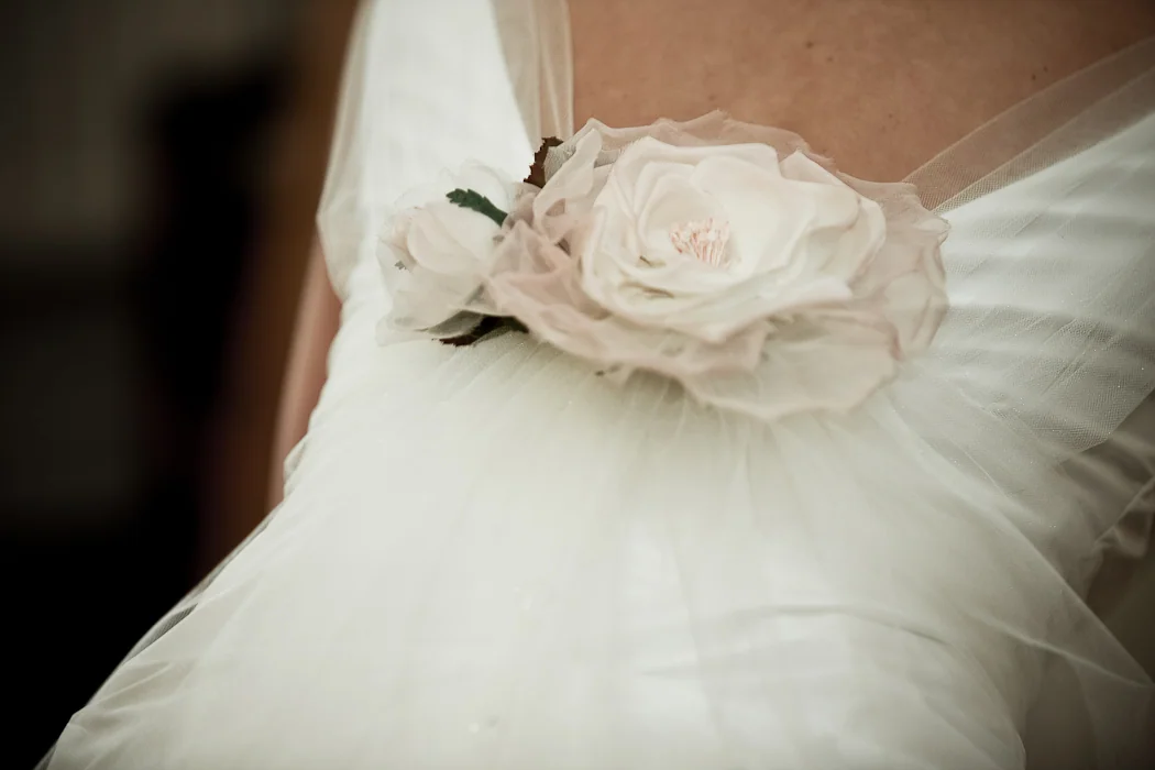 Blütenschmuck am Brautkleid – Hochzeitsreportage von Anna und Jan