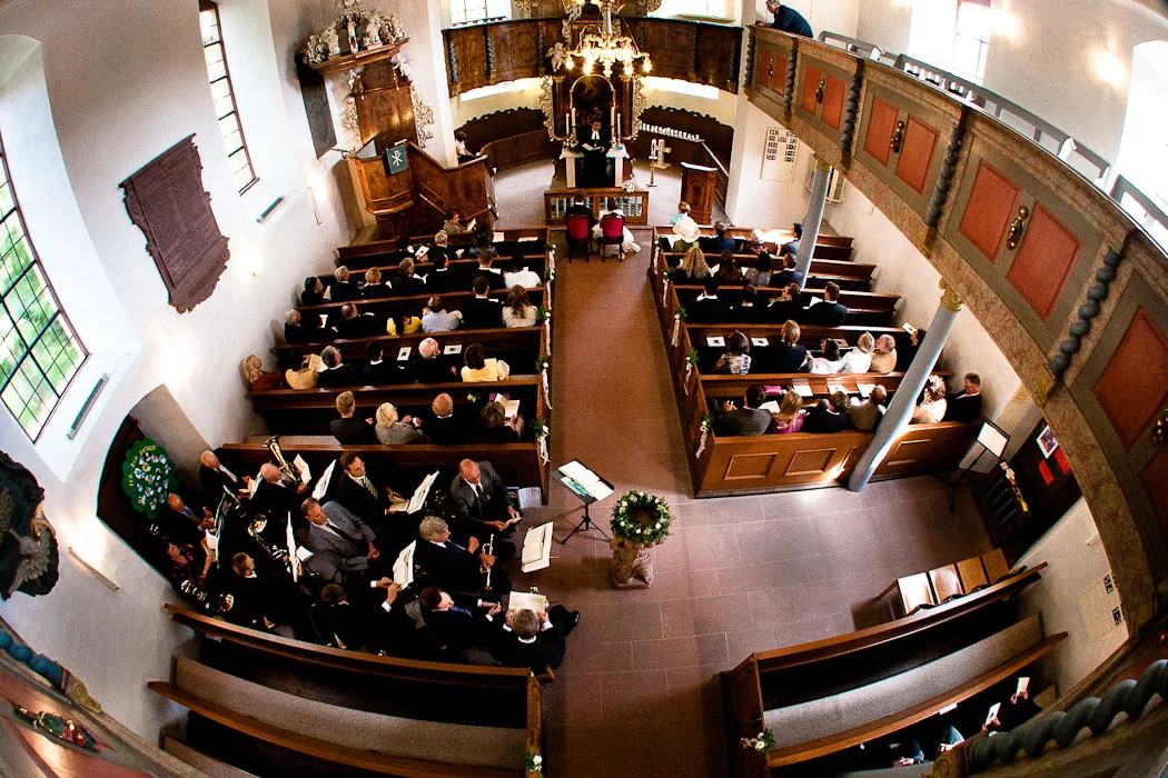 Die Hochzeitsgesellschaft in der Schlosskirche Löwenstein – Hochzeitsreportage von Anna und Jan