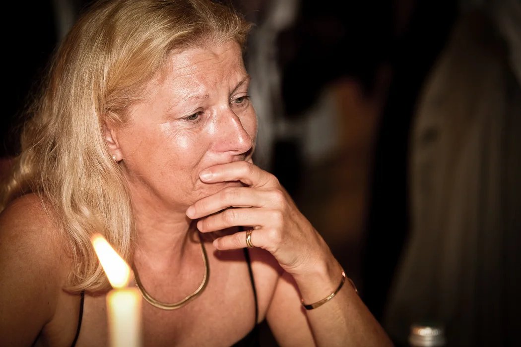 Ein gerührter Blick an der Festtafel – Hochzeitsreportage von Anna und Jan