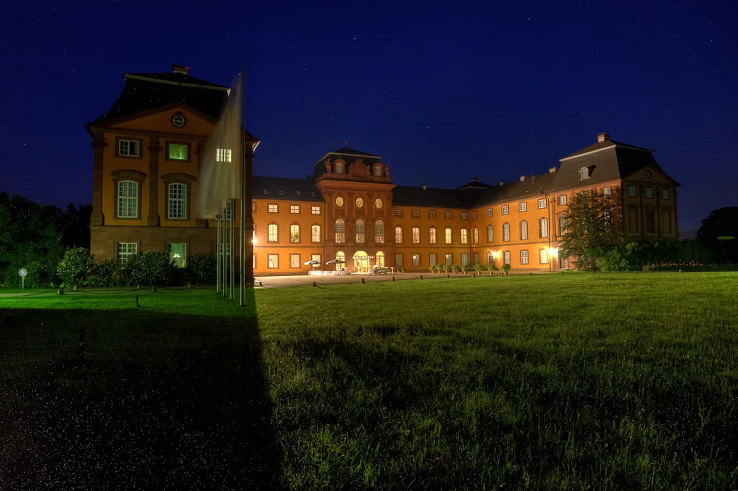 Schloss Löwenstein leuchtet in der Nacht – Hochzeitsreportage von Anna und Jan