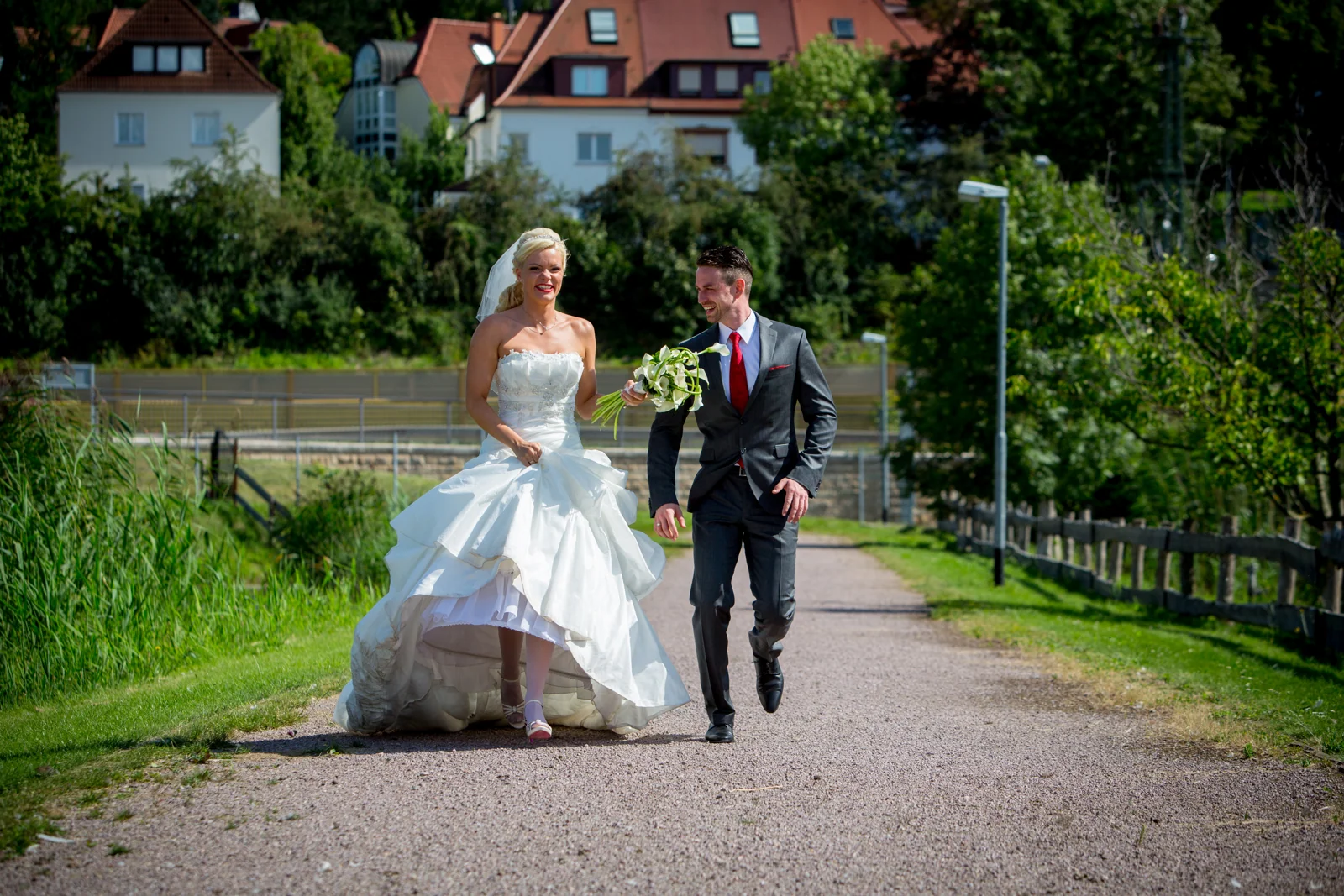 Desi und Sascha laufen lachend durch den Kressepark – Hochzeitsreportage von Desi und Sascha